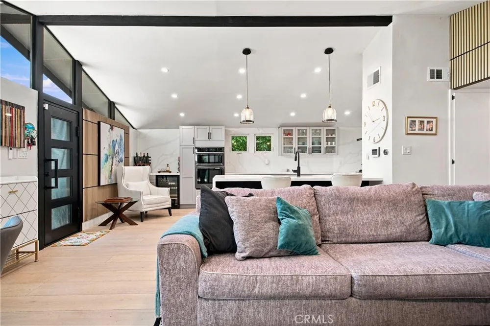 19705 Hamlin Street Woodland Hills, CA 91367