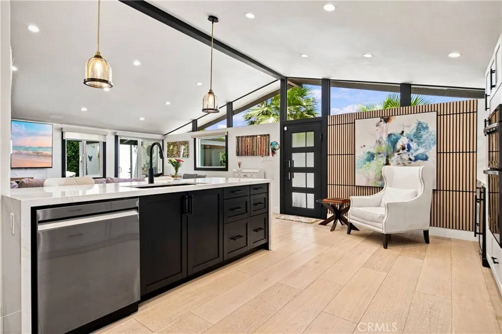 19705 Hamlin Street Woodland Hills, CA 91367