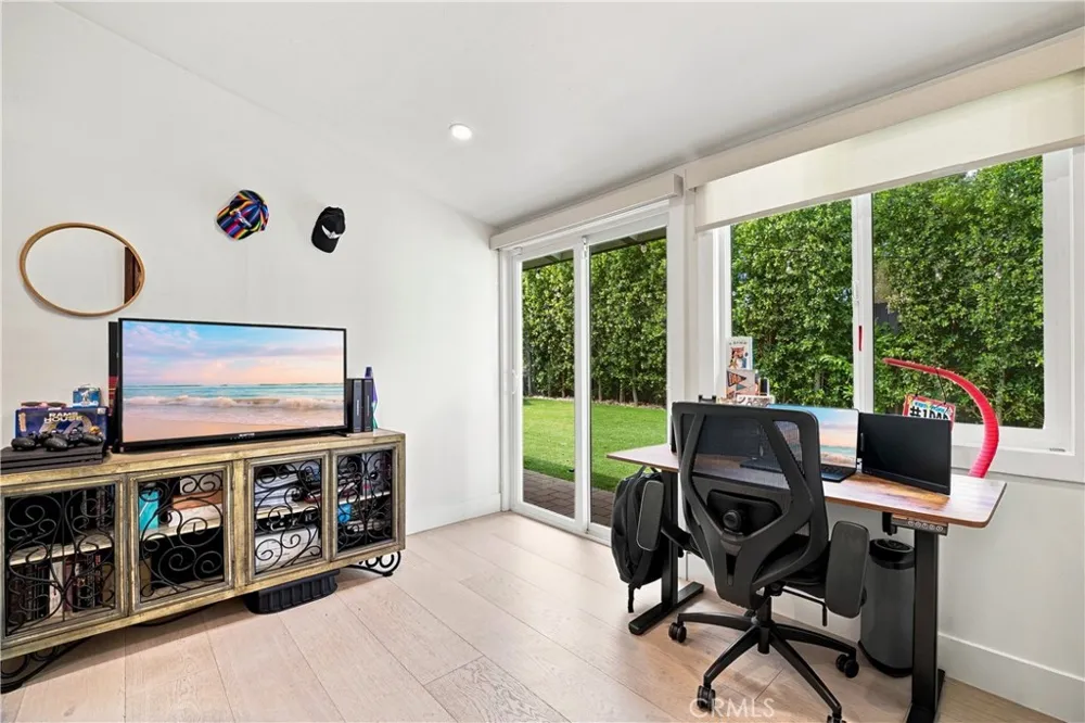19705 Hamlin Street Woodland Hills, CA 91367