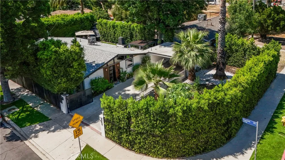 19705 Hamlin Street Woodland Hills, CA 91367