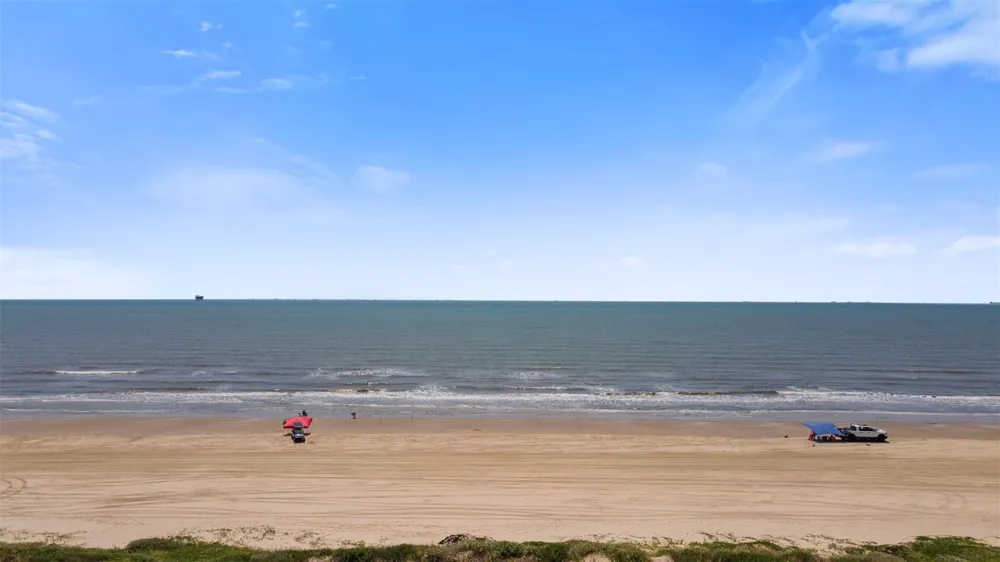 732 Seaside Drive Crystal Beach, TX 77650
