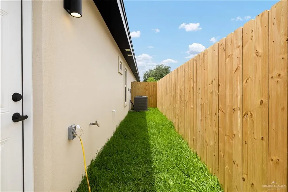 1209 S Waterfall Avenue Edinburg, TX 78539