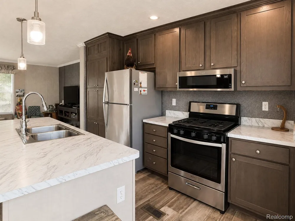 170 Newbury Adrian City, MI 49221