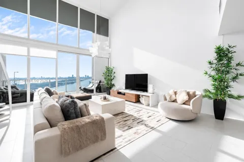 1040 Biscayne Blvd #3203