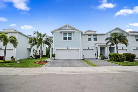 384 SE Sea Hunt Way