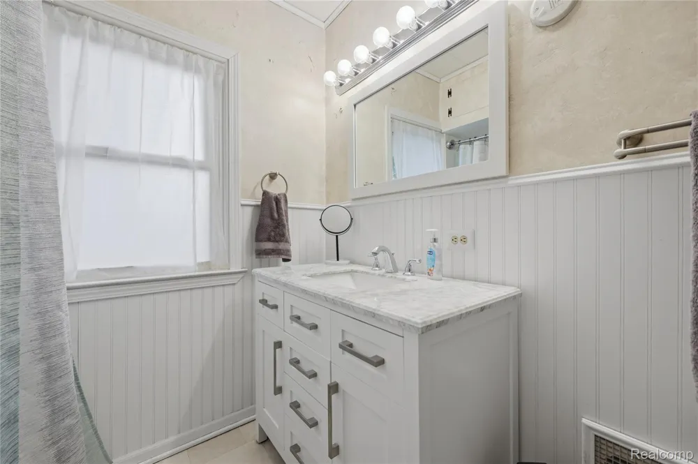 665 Harrington Street Mt Clemens City, MI 48043