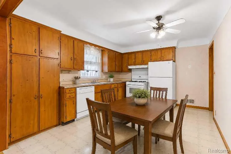 26007 Cathedral Redford Charter Township, MI 48239