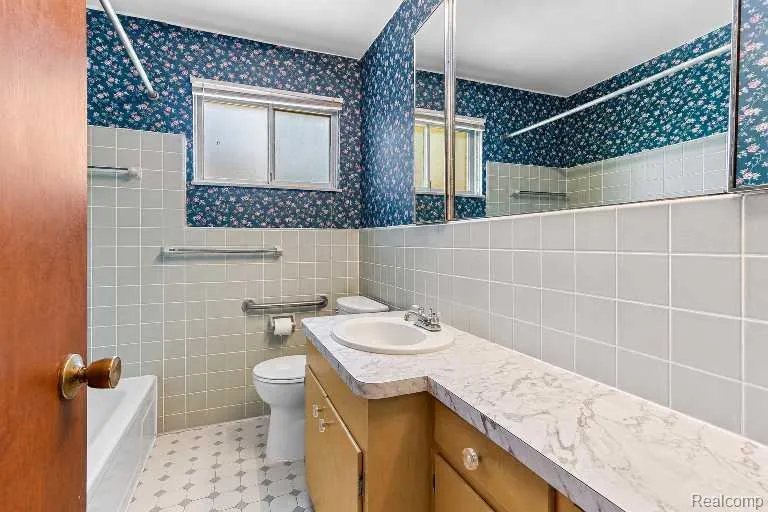 26007 Cathedral Redford Charter Township, MI 48239