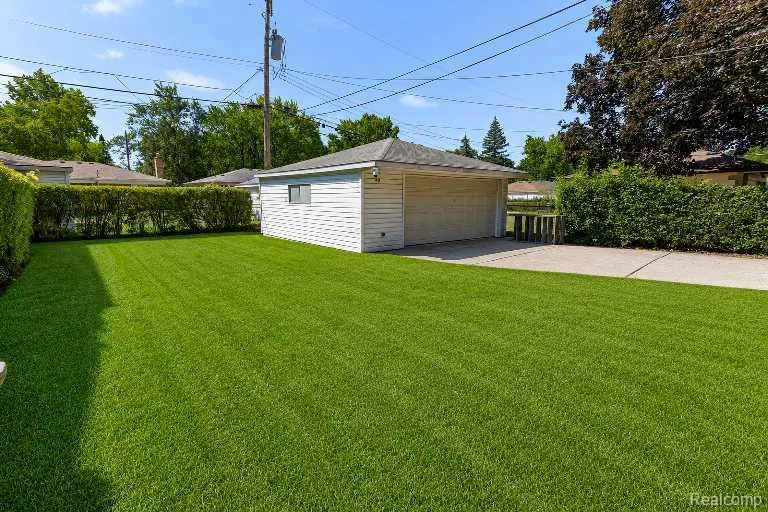 26007 Cathedral Redford Charter Township, MI 48239