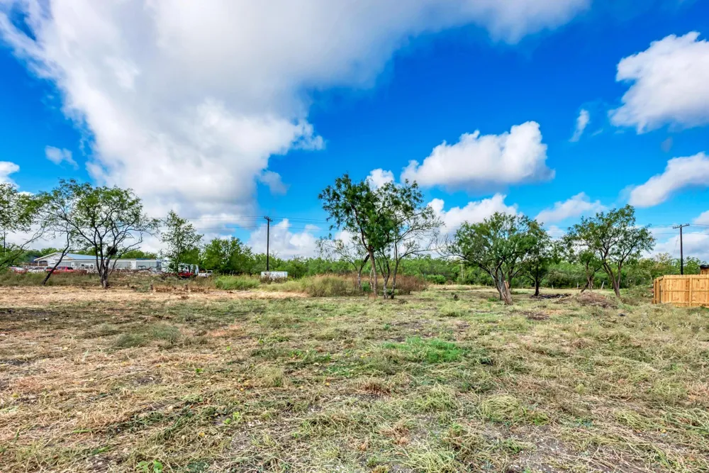 122 Los Fresnos Drive Dale, TX 78616