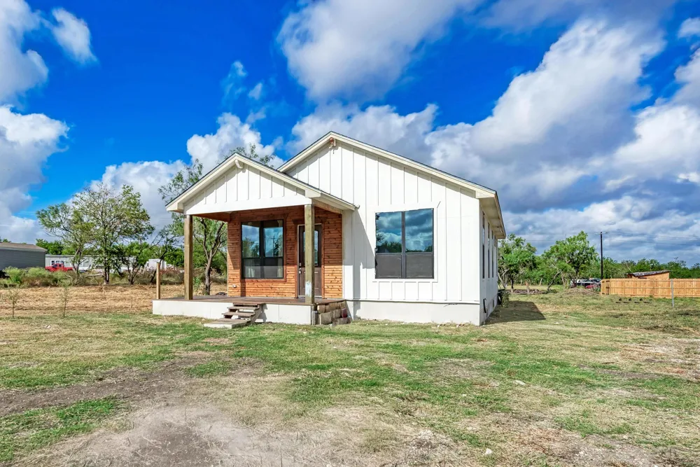 122 Los Fresnos Drive Dale, TX 78616