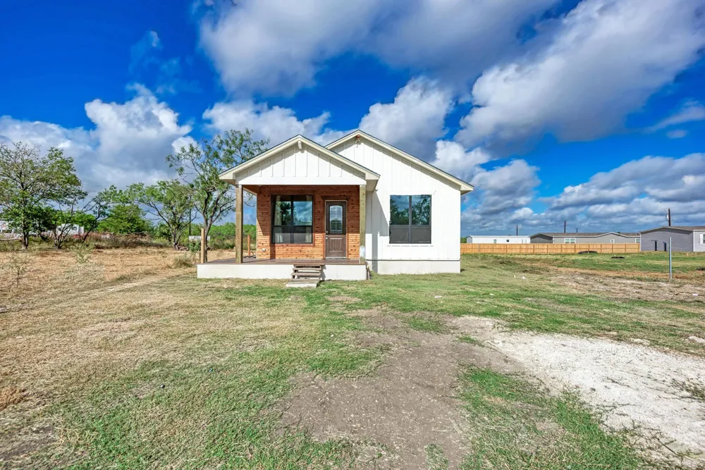 122 Los Fresnos Drive Dale, TX 78616