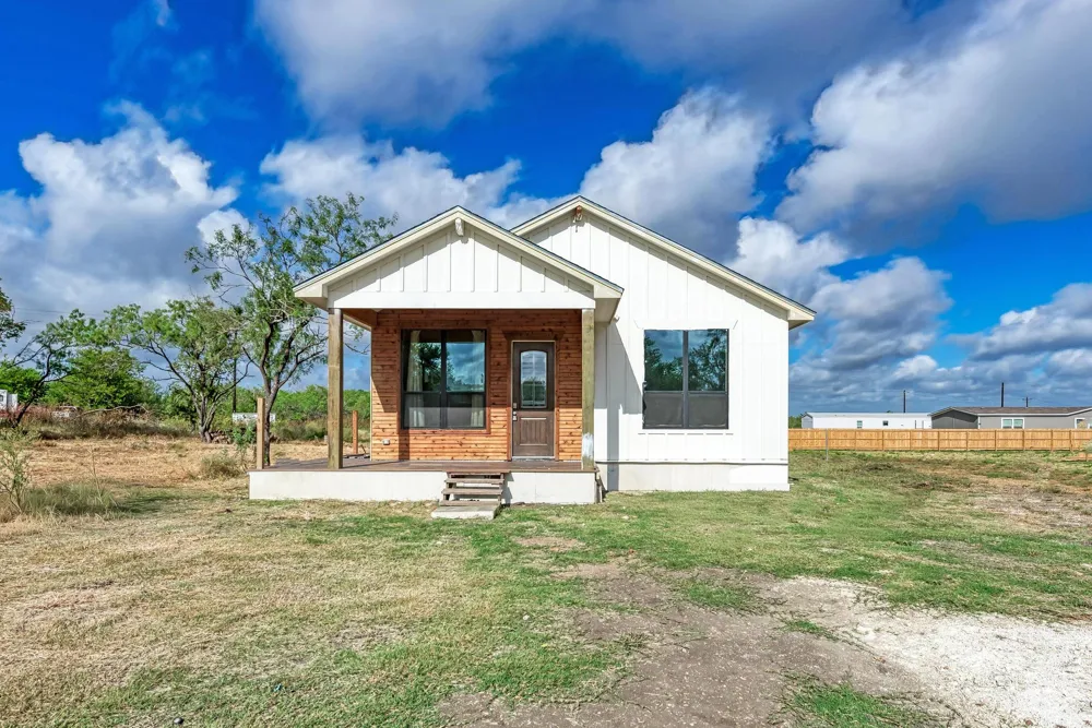 122 Los Fresnos Drive Dale, TX 78616