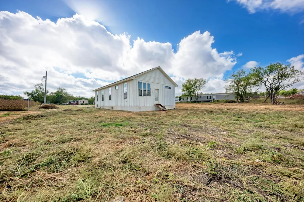 122 Los Fresnos Drive Dale, TX 78616