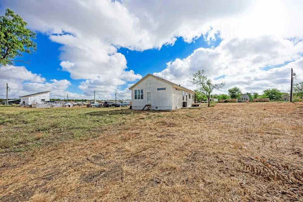 122 Los Fresnos Drive Dale, TX 78616