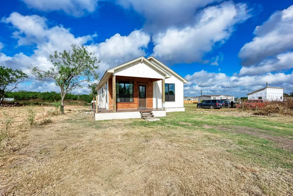 122 Los Fresnos Drive Dale, TX 78616