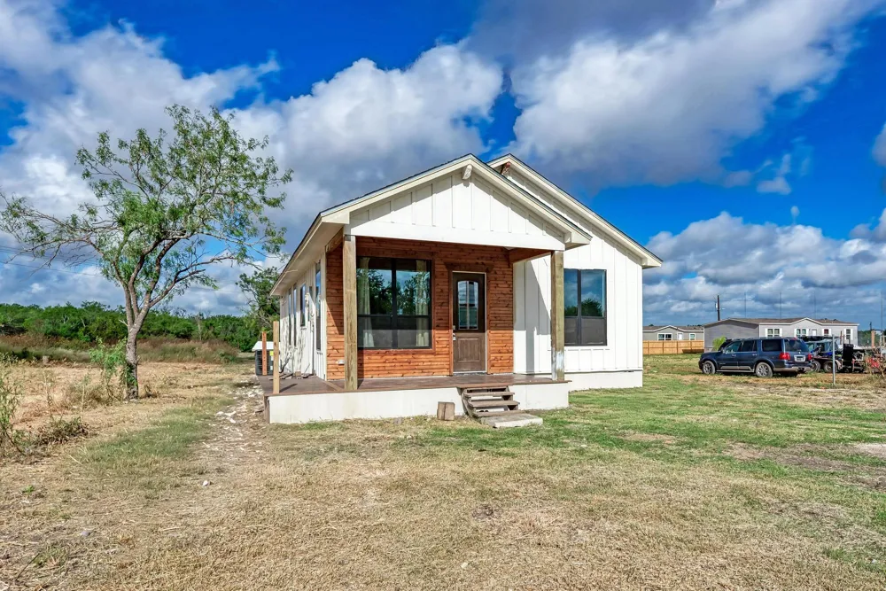 122 Los Fresnos Drive Dale, TX 78616