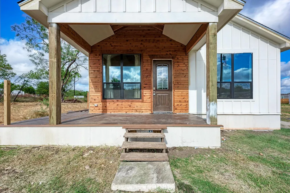 122 Los Fresnos Drive Dale, TX 78616