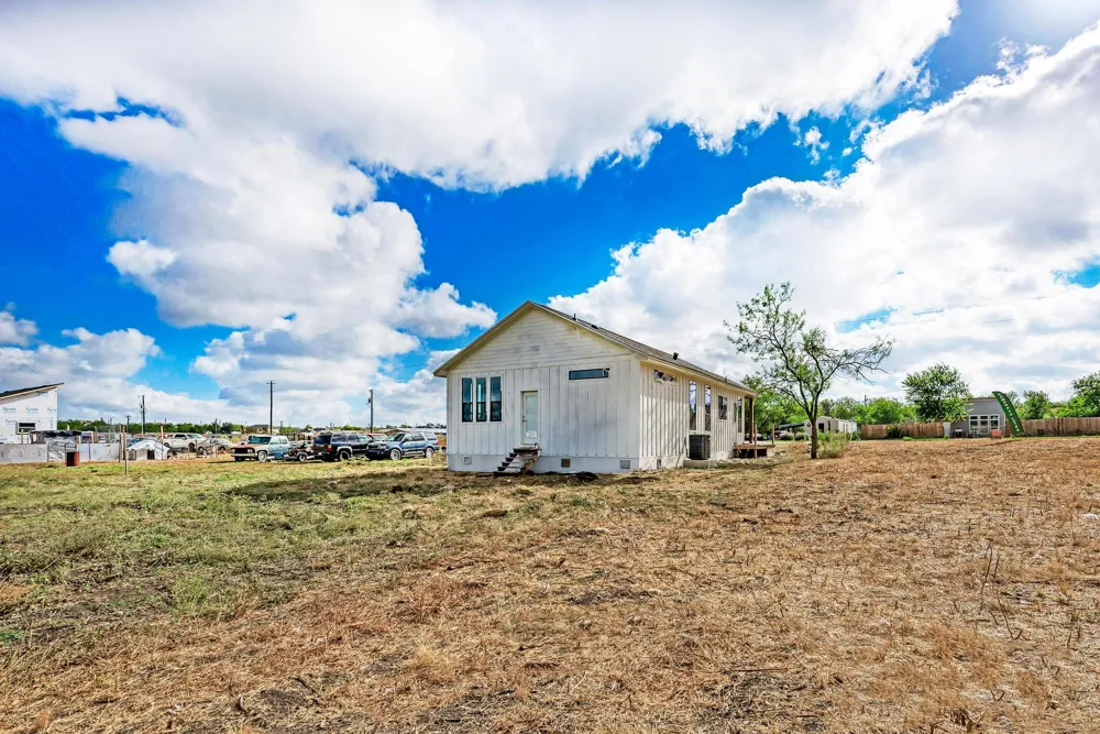 122 Los Fresnos Drive Dale, TX 78616