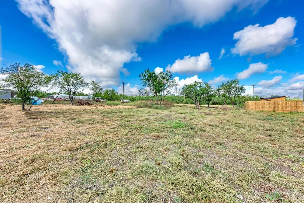 122 Los Fresnos Drive Dale, TX 78616