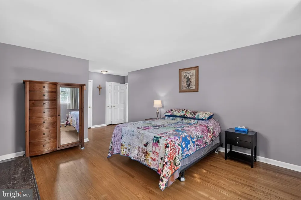 76 SNYDER LANE Springfield, PA 19064