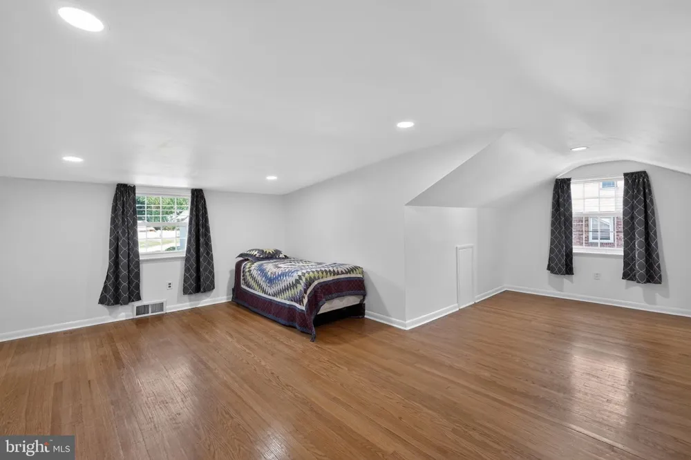 76 SNYDER LANE Springfield, PA 19064