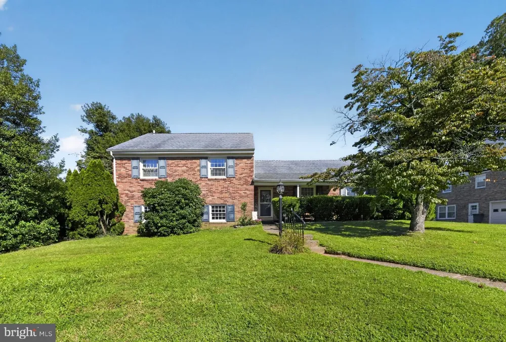 76 SNYDER LANE Springfield, PA 19064