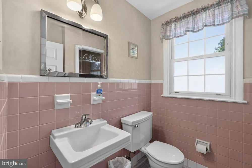 76 SNYDER LANE Springfield, PA 19064