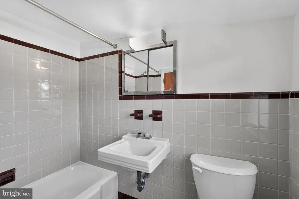 76 SNYDER LANE Springfield, PA 19064