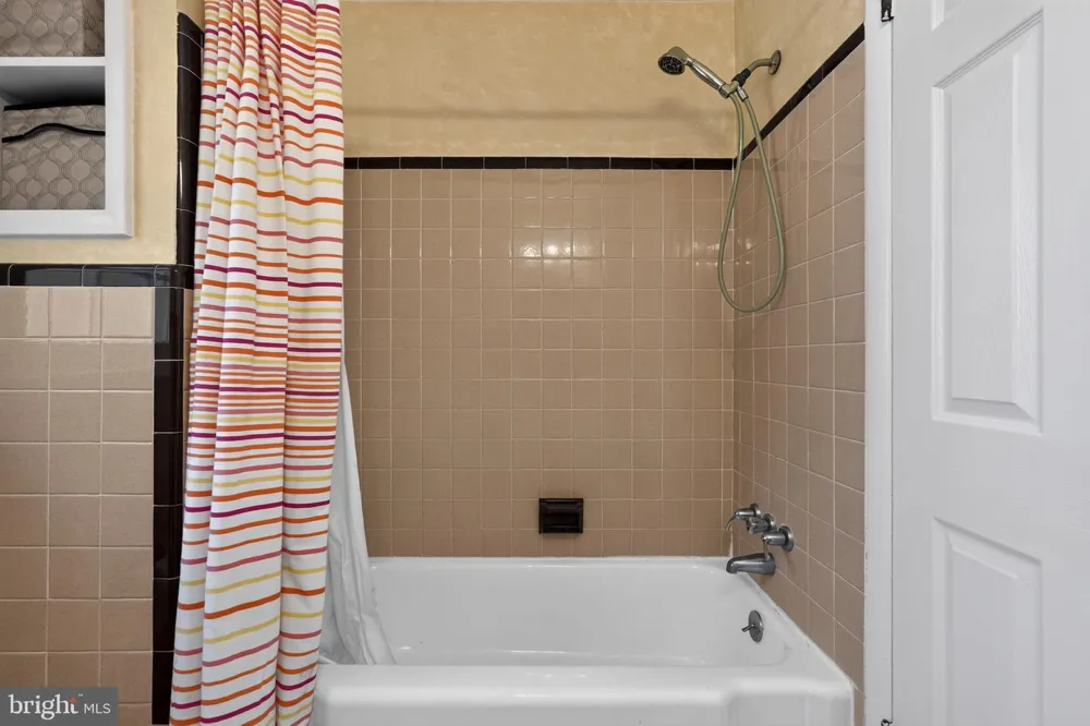 76 SNYDER LANE Springfield, PA 19064