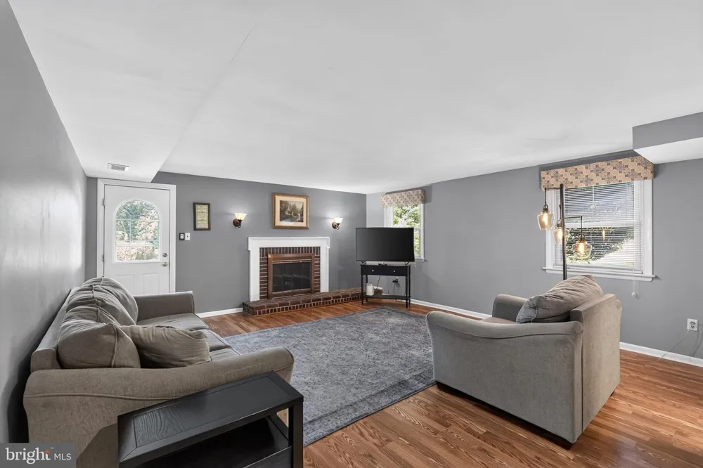 76 SNYDER LANE Springfield, PA 19064