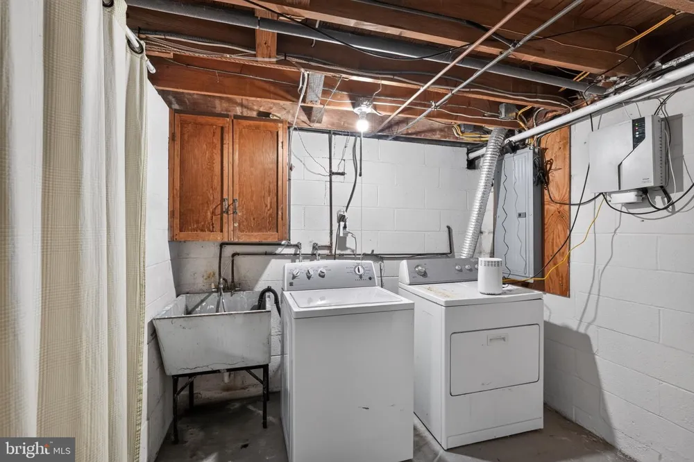 76 SNYDER LANE Springfield, PA 19064