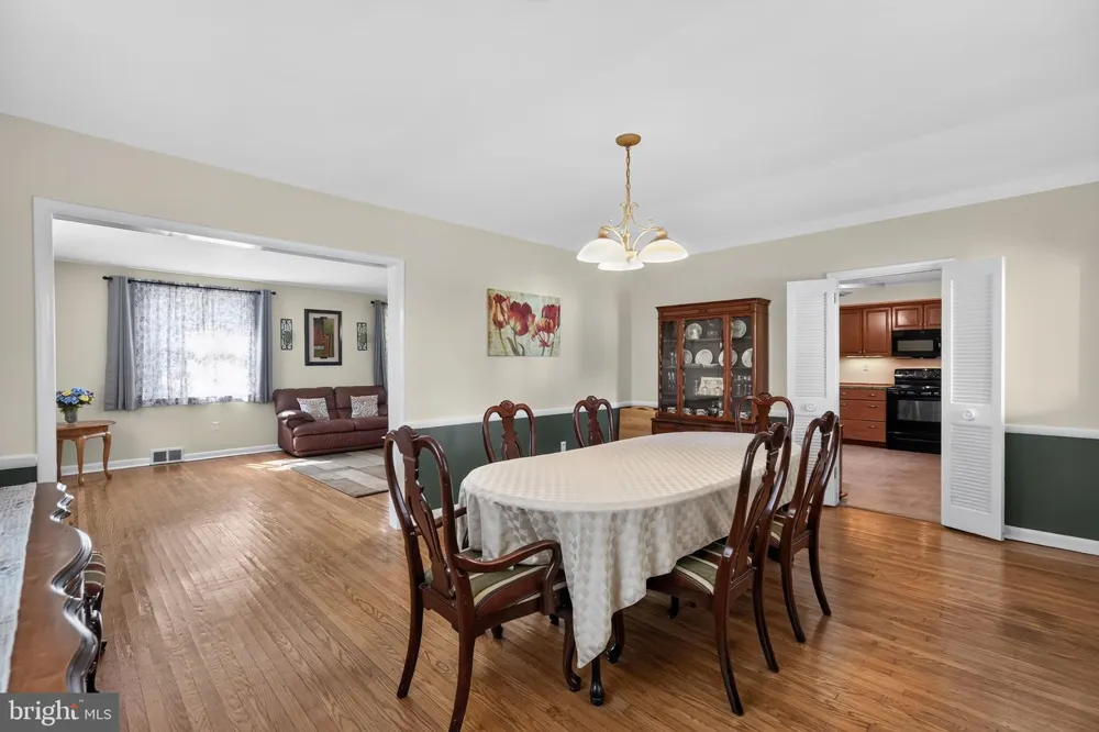 76 SNYDER LANE Springfield, PA 19064