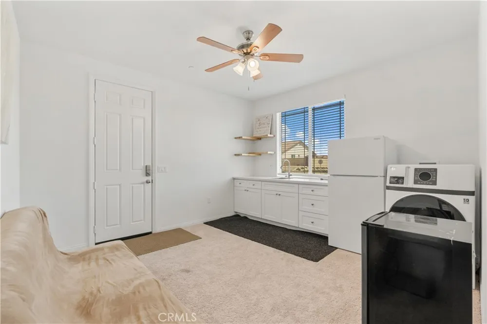 4061 Hudson Lake Elsinore, CA 92530