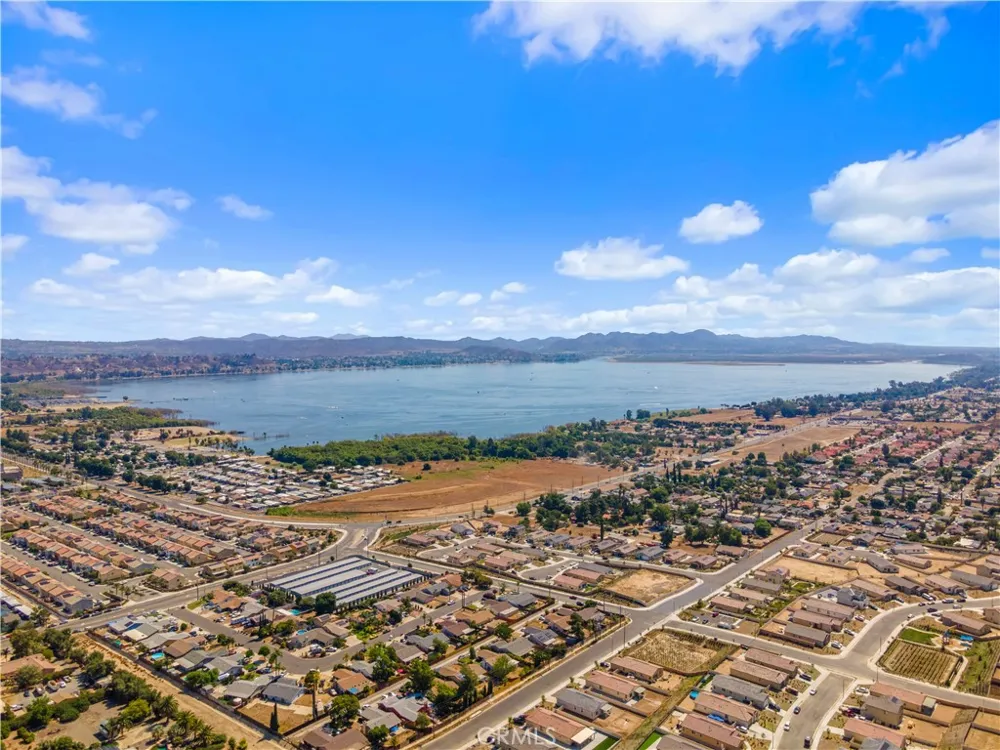 4061 Hudson Lake Elsinore, CA 92530