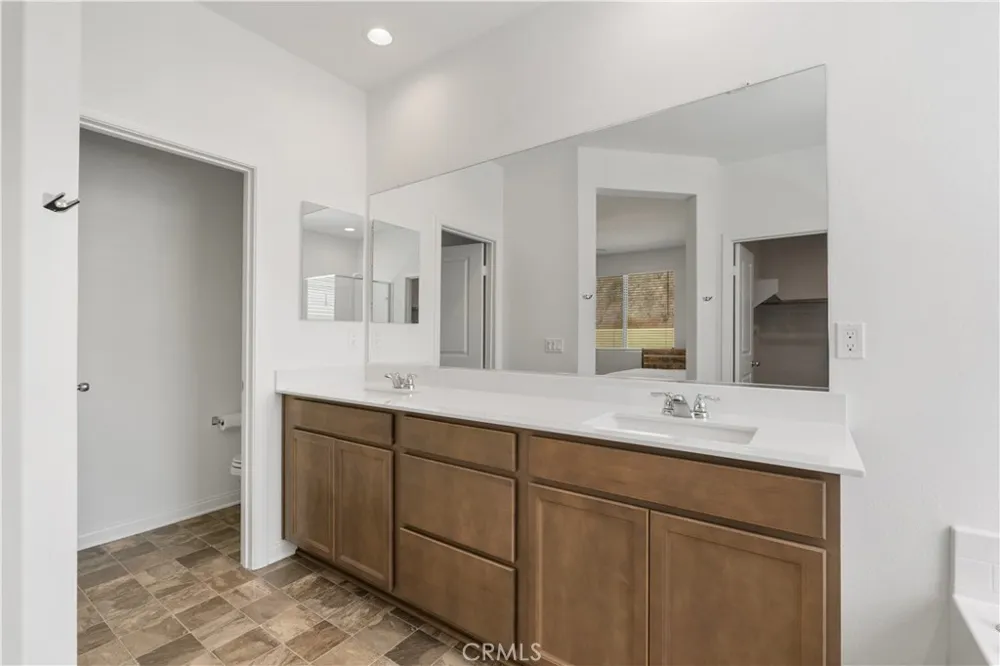 4061 Hudson Lake Elsinore, CA 92530