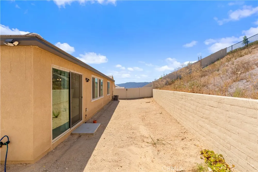 4061 Hudson Lake Elsinore, CA 92530