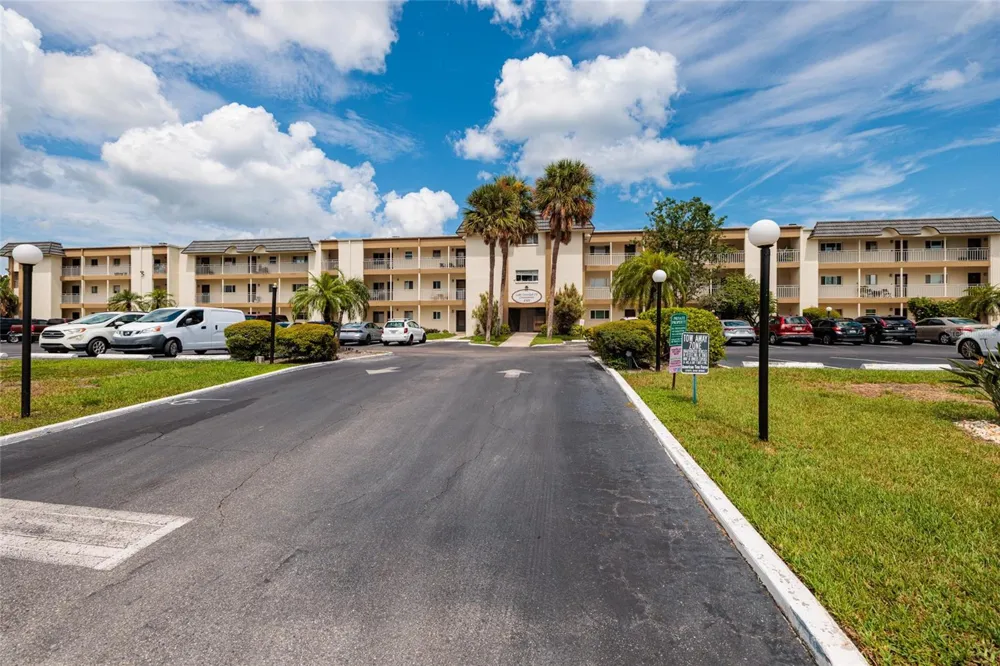 4595 CHANCELLOR STREET NE #114 St Petersburg, FL 33703
