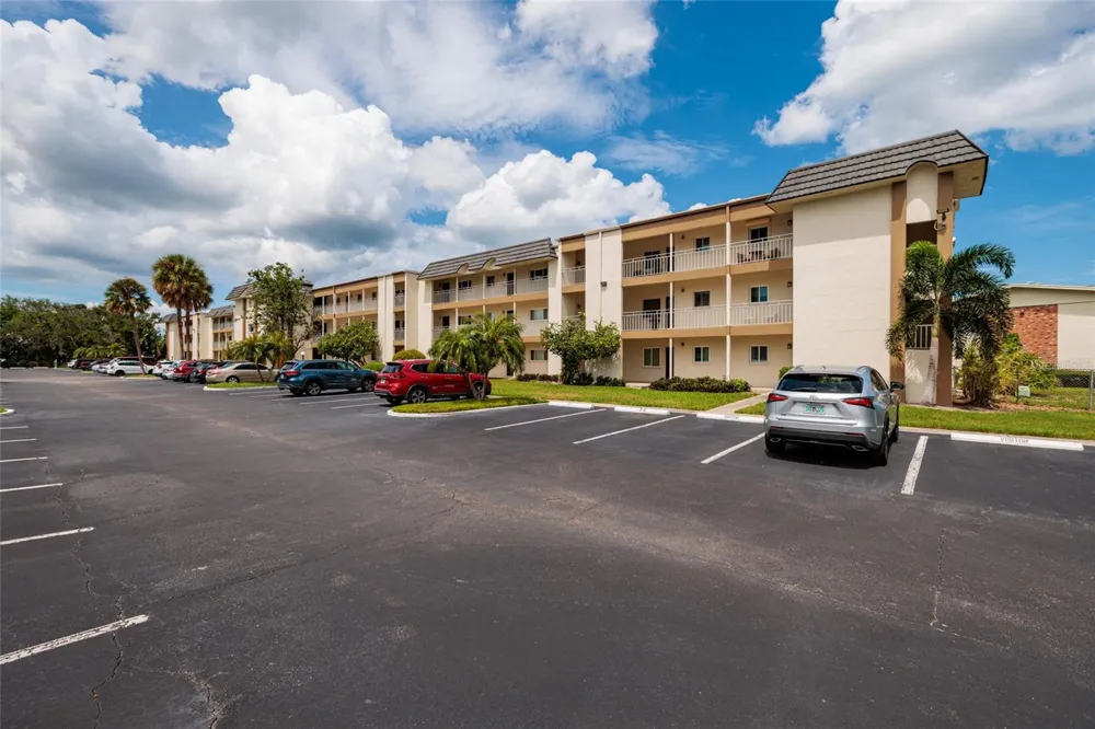 4595 CHANCELLOR STREET NE #114 St Petersburg, FL 33703