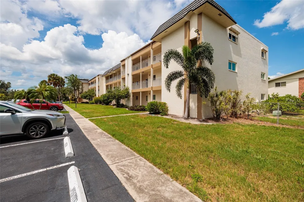 4595 CHANCELLOR STREET NE #114 St Petersburg, FL 33703