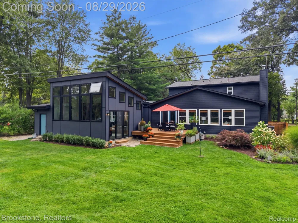 5420 Hillsboro Road Springfield Charter Township, MI 48350