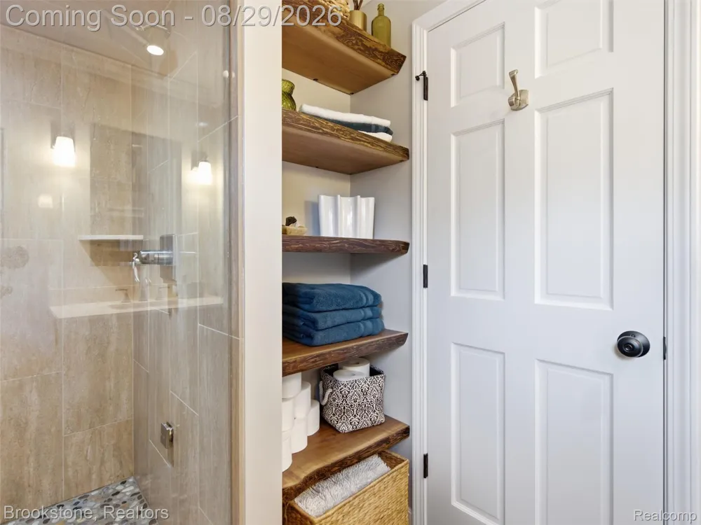 5420 Hillsboro Road Springfield Charter Township, MI 48350