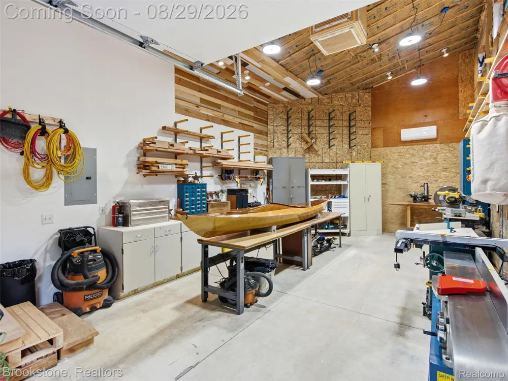 5420 Hillsboro Road Springfield Charter Township, MI 48350