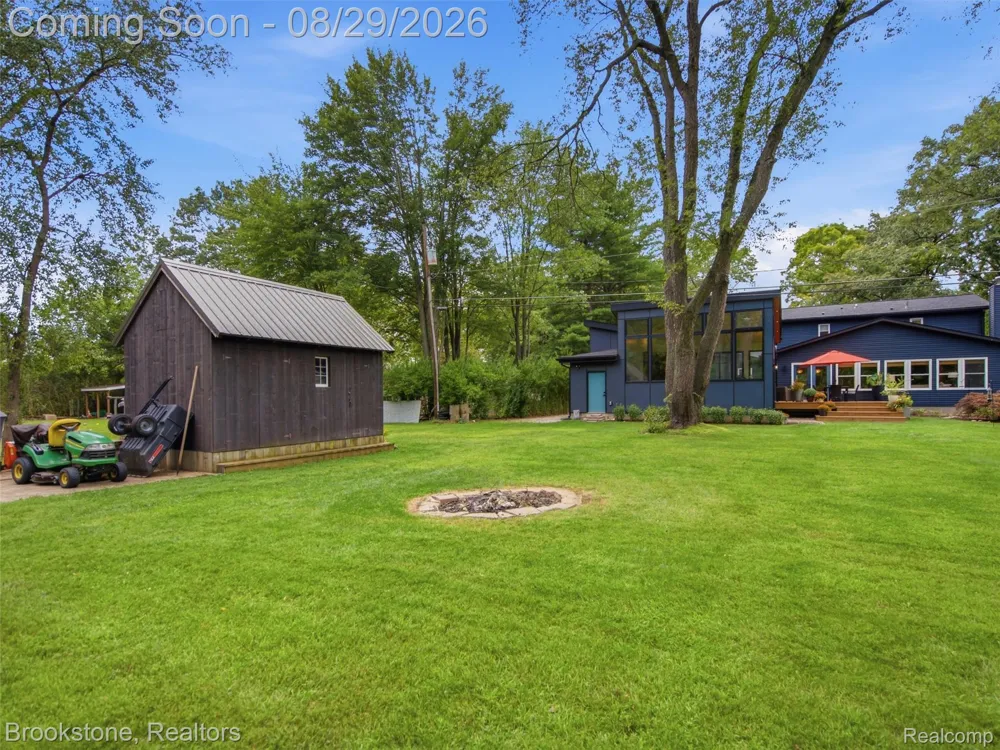 5420 Hillsboro Road Springfield Charter Township, MI 48350