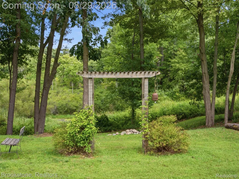 5420 Hillsboro Road Springfield Charter Township, MI 48350