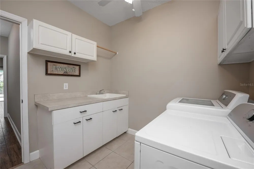 1045 ABBOTSFORD COURT Oviedo, FL 32765