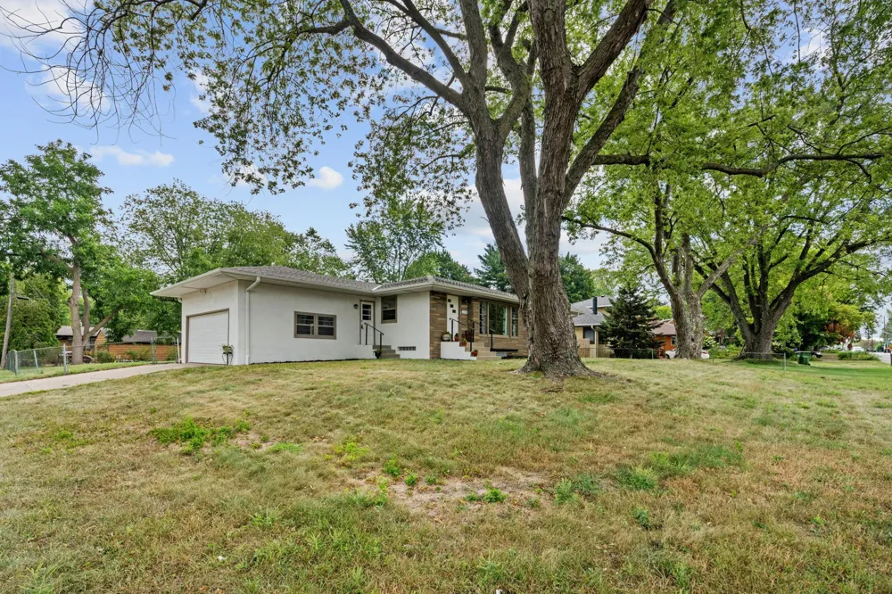 2754 Hamline Avenue Roseville, MN 55113