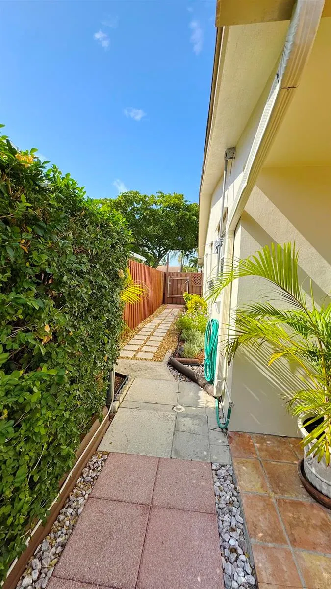 310 SE 4TH TERRACE Dania Beach, FL 33004