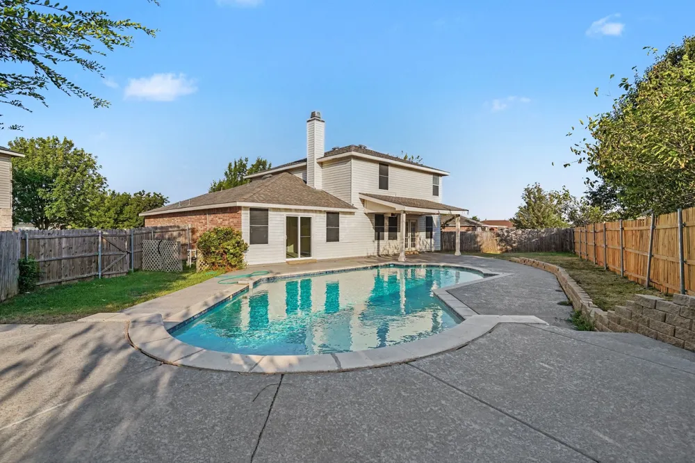 1404 Sunflower Court Burleson, TX 76028