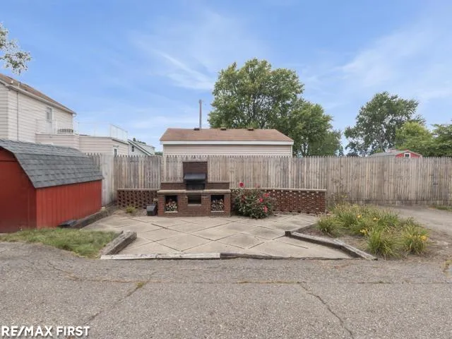 32215 Solon Street Roseville City, MI 48066